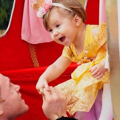 Canelo Álvarez conmueve al cantar 'La Incondicional' a su hija