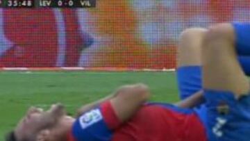 Iván López, doliéndose de la clávícula izquierda.