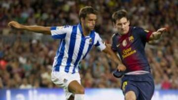 Xabi Prieto pugna por el bal&oacute;n con Messi.