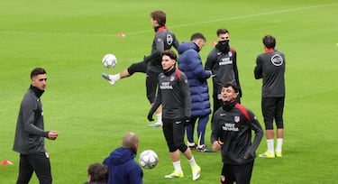 Un Atlético entre el Besiktas, la hierba del RAMS Park y el gato callejero