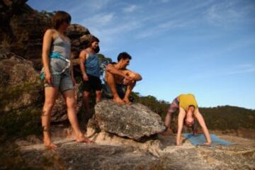 El slackline es un deporte extremo de equilibrio en el que se usa una cinta (normalmente elástica) que se engancha entre dos puntos fijos y se tensa. No se usa ninguna herramienta para ayudar a mantener el equilibrio. Se pueden realizar saltos, movimientos dinámicos, posturas de yoga incluso acrobacias. 