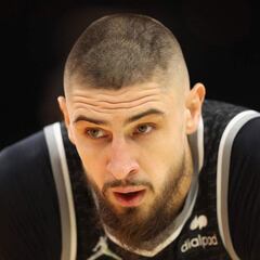 Kings and Nuggets link arms to show support for Ukrainian player Alex Len