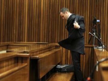 Continua el juicio al atleta sudafricano Oscar Pistorius, acusado de matar a tiros a su novia, la modelo Reeva Steenkamp.