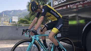 George Bennett hace rodillo antes de tomar la salida en el Tour de los Alpes.