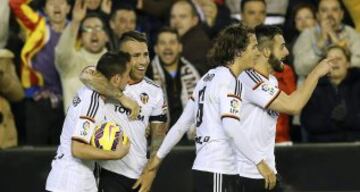 El defensa argentino del Valencia Nicolás Otamendi celebra con sus compañeros el gol marcado al Real Madrid, segundo para el equipo, durante el partido de la decimo séptima jornada de Liga de Primera División 