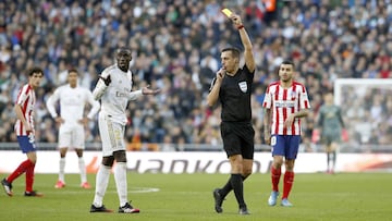 El colegiado Estrada Fern&aacute;ndez amonesta a Mendy el pasado 1 de febrero en el derbi entre el Real Madrid y el Atl&eacute;tico.