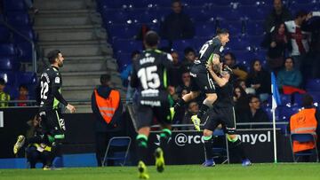 GRAF2128. BARCELONA, 22/02/2019.- El defensa de la SD Huesca Xabier Etxeita (d), celebra con sus compañeros su gol, primero del equipo ante el RCD Espanyol, durante el encuentro correspondiente a la jornada 25 de Primera División que se disp