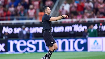 Referee Ismael Rosario Lopez during the 13th round match between Guadalajara and Pumas UNAM as part of the Liga BBVA MX Varonil, Torneo Clausura 2026 at Akron Stadium, on April 05, 2026 in Guadalajara, Jalisco, Mexico.