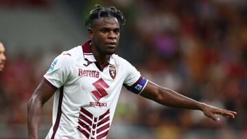 MILAN, ITALY - AUGUST 17: Duvan Zapata of Torino FC gestures during the Serie A match between AC Milan and Torino at Stadio Giuseppe Meazza on August 17, 2024 in Milan, Italy. (Photo by Francesco Scaccianoce/Getty Images)