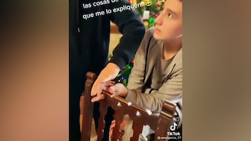 Lo más viral de Navidad: ¡se le encaja el dedo en el agujero de una silla!