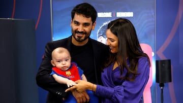 Soccer Football - FC Barcelona unveil Ilkay Gundogan - Ciutat Esportiva Joan Gamper, Barcelona, Spain - July 17, 2023 New FC Barcelona player Ilkay Gundogan with his wife Sara Arfaoui and their son Kais pose for a picture during his presentation REUTERS/Albert Gea