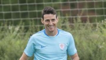 Aduriz sonr&iacute;e en Lezama.
 