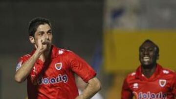 <b>GOLEADOR. </b>Juanjo celebra el segundo gol con el que empató el encuentro con Lago Junior detrás.