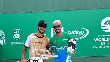 El italiano Mattia Spoto y el español Antomi Ramos posan tras ganar el título en el torneo de tenis playa de Feira de Santana.