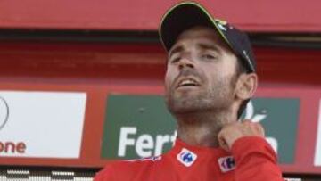 Alejandro Valverde vestido con el maillot rojo de l&iacute;der al t&eacute;rmino de esta sexta etapa en esta Vuelta a Espa&ntilde;a 2014.