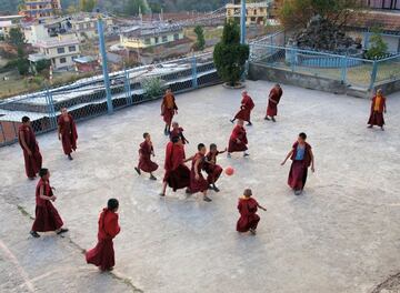 En el Tibet los monjes también juegan al fútbol.