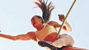 <b>VOLADORA. </b>Isinbayeva pelea con el listón anteayer, en Londres.