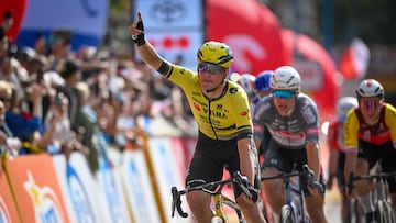 Kooij celebrando la victoria en la 1ª etapa del tour de Polonia 2025.