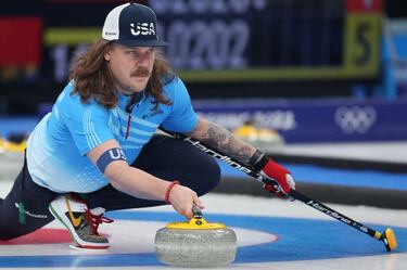 La estrella de rock del curling: melena, bigote, tatuajes, gorro verde y Nike customizadas