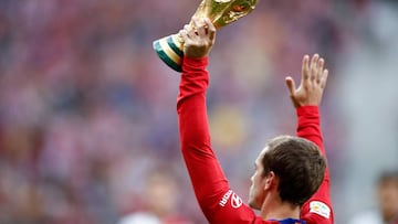 El delantero francés del Atlético de Madrid, Antoine Griezmann, con la Copa del Mundo.