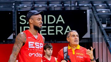 Sergio Scariolo, con Lorenzo Brown en Pamplona a finales de julio.