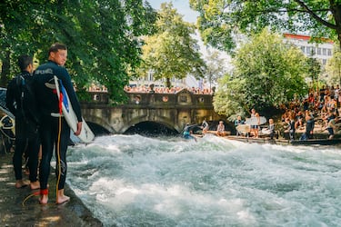 La ola de surf que se se forma en canal Eisbach del río Isar atrae y sorprende a surfistas y curiosos de todo el mundo. La conocida Eisbachwelle (ola del Eisbach) es, sin duda, uno de los puntos de mayor interés de Múnich.