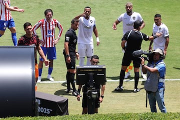 El ¨¢rbitro mexicano, C¨¦sar Arturo Ramos, revisa en el monitor una de las varias jugadas pol¨¦micas del partido.