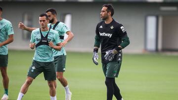 Claudio Bravo, durante un entrenamiento con el Betis.