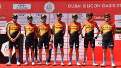 Los corredores del Bahrain-McLaren posan antes de tomar la salida en la primera etapa del UAE Tour.