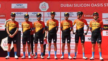 Los corredores del Bahrain-McLaren posan antes de tomar la salida en la primera etapa del UAE Tour.