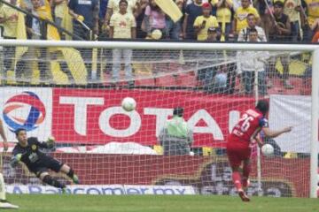 'Gullit' Peña estrelló el balón en el travesaño.