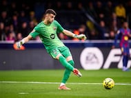 VILLARREAL, SPAIN - DECEMBER 21: Joan Garcia of FC Barcelona passes the ball during the LaLiga EA Sports match between Villarreal CF and FC Barcelona at Estadio de la Ceramica on December 21, 2025 in Villarreal, Spain. (Photo by Manuel Queimadelos/Quality Sport Images/Getty Images)