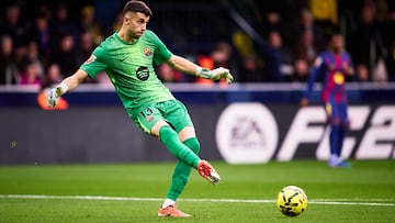VILLARREAL, SPAIN - DECEMBER 21: Joan Garcia of FC Barcelona passes the ball during the LaLiga EA Sports match between Villarreal CF and FC Barcelona at Estadio de la Ceramica on December 21, 2025 in Villarreal, Spain. (Photo by Manuel Queimadelos/Quality Sport Images/Getty Images)
