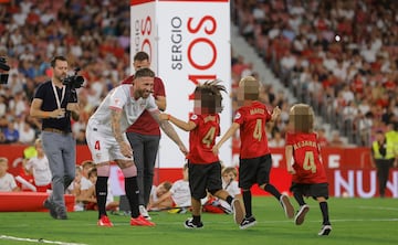 25.000 aficionados acuden al estadio Ramón Sánchez Pizjuán a la presentación de Sergio Ramos, nuevo fichaje del Sevilla. El jugador con sus hijos.