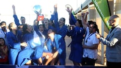 12/05/17  WATERPOLO FEMENINO MATARO FINAL 
 SEGUNDO PARTIDO DIVISION DE HONOR FEMENINA 
 MATARO - CN SABADELL 8-10 
 ALEGRIA CAMPEONAS CELEBRACION COPA TROFEO 
 FOTO: LEO SERRAT 
 FOTO ENVIADA EDU.OMEDES.
 