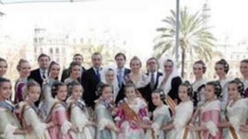 <b>EN LA MASCLETÀ. </b>Una representación del Consejo de Administración del Levante acudió ayer al balcón del Ayuntamiento para presenciar el disparo a cargo de la pirotecnia de Turis. El presidente Quico Catalán encabezó la comitiva que formaban el vicepresidente Tomás Pérez, Ramón Vilar, Víctor Martínez y Pedro Catalán. Aquí coincidieron con las Falleras Mayores de Valencia y sus respectivas Cortes de Honor y con las Belleas del Foc de Castellón, además de con la alcaldesa Rita Barberá.