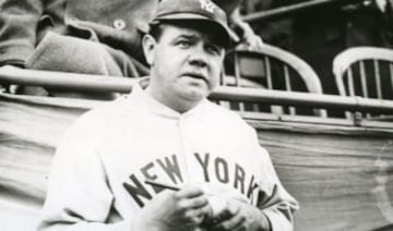 Su apodo, ‘Babe’, se volvió su nombre extraoficial y toda una marca, una leyenda. Hay varias teorías sobre su origen, pero lo más aceptada apunta a Jack Dunn, dueño y manager de los Orioles de Baltimore, quien firmó al joven Ruth para apuntalar su equipo de ligas menores. Se dice que Dunn cuidaba al toletero como si fuera su propio bebé. ‘El Bambino’, ‘niño’ en italiano, también fue su distintivo.