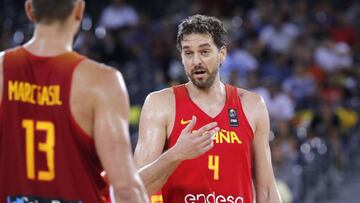 Pau Gasol habla con su hermano Marc durante el partido entre Espa&ntilde;a y la Rep&uacute;blica Checa.