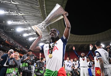 Los jugadores del Tottenham desataron la euforia tras conquistar la Europa League en una noche mágica en San Mamés. Abrazos, cánticos y emoción pura sobre el césped que fue testigo de su gesta histórica.