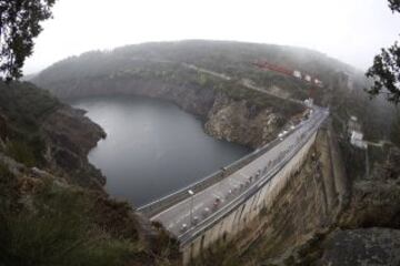 El pelotón, durante la carrera en línea de elite masculina en la última jornada de los Mundiales de ciclismo de Ponferrada (León). 
