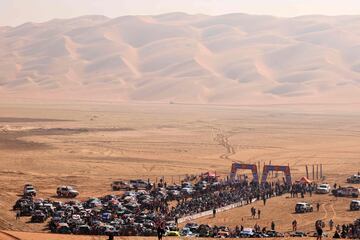 Aglomeracin de coches en la salida de la penltima etapa del Rally Dakar 2025. Los vehculos que an estn en carrera tuvieron que esperar tres horas para iniciar la undcima jornada de la prueba debido a que la intensa niebla no permita que los helicpteros volasen e impedan a los pilotos tener una visibilidad adecuada.