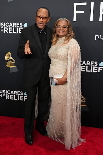 Dr. Bobby Jones y Saletta Holloway posan en la alfombra roja de los Grammys 2025 en ell Crypto.com Arena situado en la ciudad de Los ?ngeles, en California.