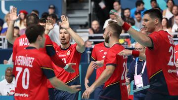 PARÍS, 27/07/2024.- El español Álex Dujshebaev (c) celebra con sus compañeros durante el partido de balonmano entre España y Eslovenia en la fase preliminar de los Juegos Olímpicos París 2024, este sábado, en París, Francia. EFE/ Miguel Gutiérrez