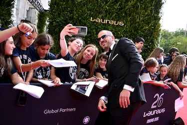 El esxfutbolista italiano, Leonardo Bonucci , posa para un selfie a su llegada a los Premios Laureus 2026 en Madrid.