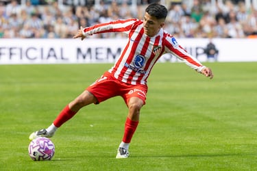 Almada (24 años) ha llegado en este mercado desde el Botafogo a cambio de una cifra cercana a los 20 millones de euros. En sus primeros tres encuentros con el Atlético ha sido titular en los tres y ha demostrado que es un jugador con mucho talento y futuro.
 
