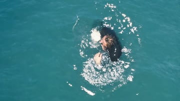 Surfista agarrado a una nasa en Santa Bárbara