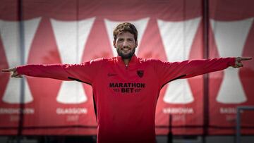 El sevillista Franco V&aacute;zquez posa en el estadio Jes&uacute;s Navas con los t&iacute;tulos de la Europa League conseguidos por el club de fondo.