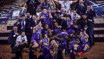 Los jugadores del Hereda San Pablo Burgos celebran la conquista de la Champions FIBA.