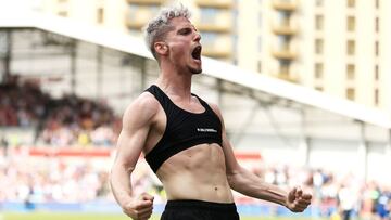 BRENTFORD, ENGLAND - MAY 22: Sergi Canos of Brentford celebrates after scoring their side&#039;s first goal during the Premier League match between Brentford and Leeds United at Brentford Community Stadium on May 22, 2022 in Brentford, England. (Photo by 