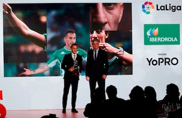 Andrés Guardado, jugador del Betis y de la selección de México, recibe el galardon que le entrega Luis Gil, director de competiciones y oficina del jugador de LaLiga.